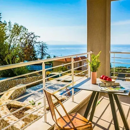 Lourdata Sleeps 5 Pool Air Con Wifi Βίλα