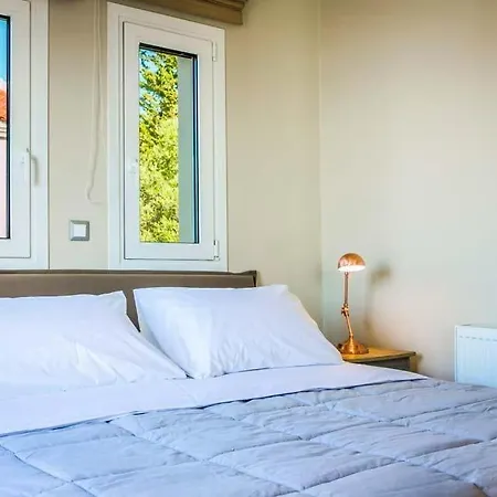 Lourdata Sleeps 5 Pool Air Con Wifi Λουρδάτα